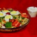 Ensalada de pasta con huevo de sabor salvadoreño